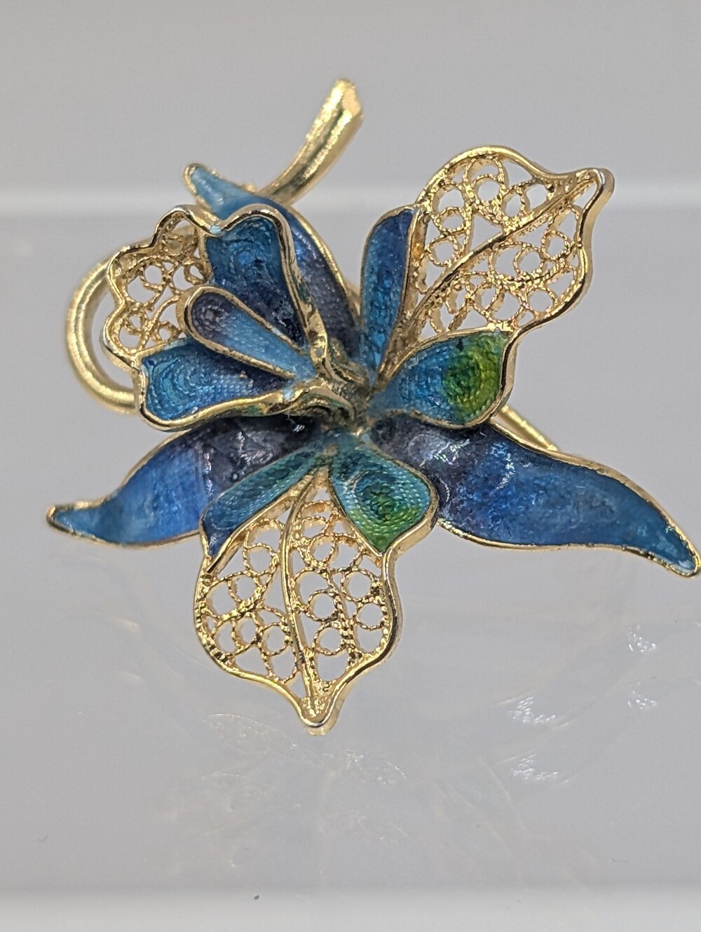 Vintage Inspired Enamel Flower Brooch - Elegant Gold Tone Accent C48